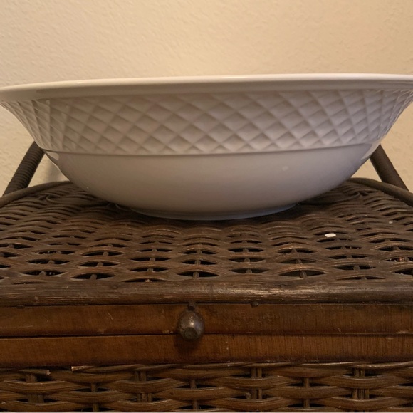 Mikasa Trellis White Flared Vegetable Serve Bowl - NIB - Picture 4 of 11